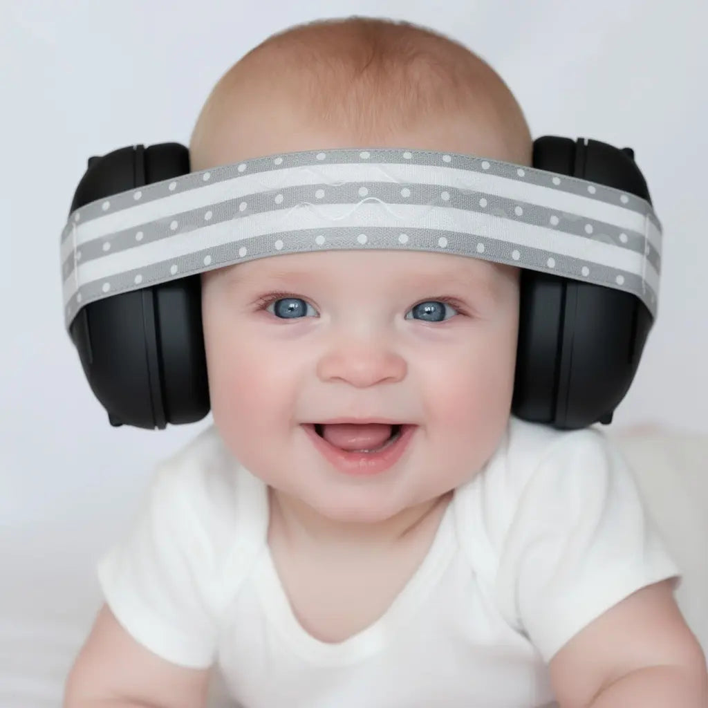 bébé qui porte un casque anti-bruit pour bébé Image