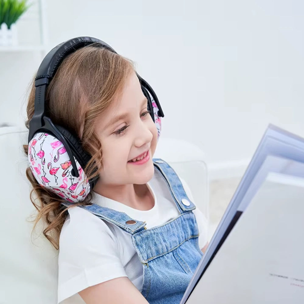 enfant qui porte un casque anti-bruit 